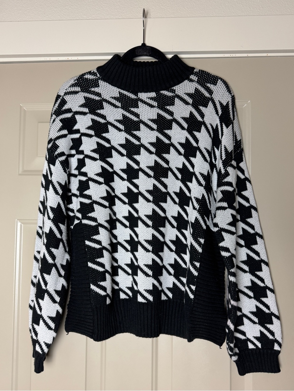 Women’s Houndstooth Sweater